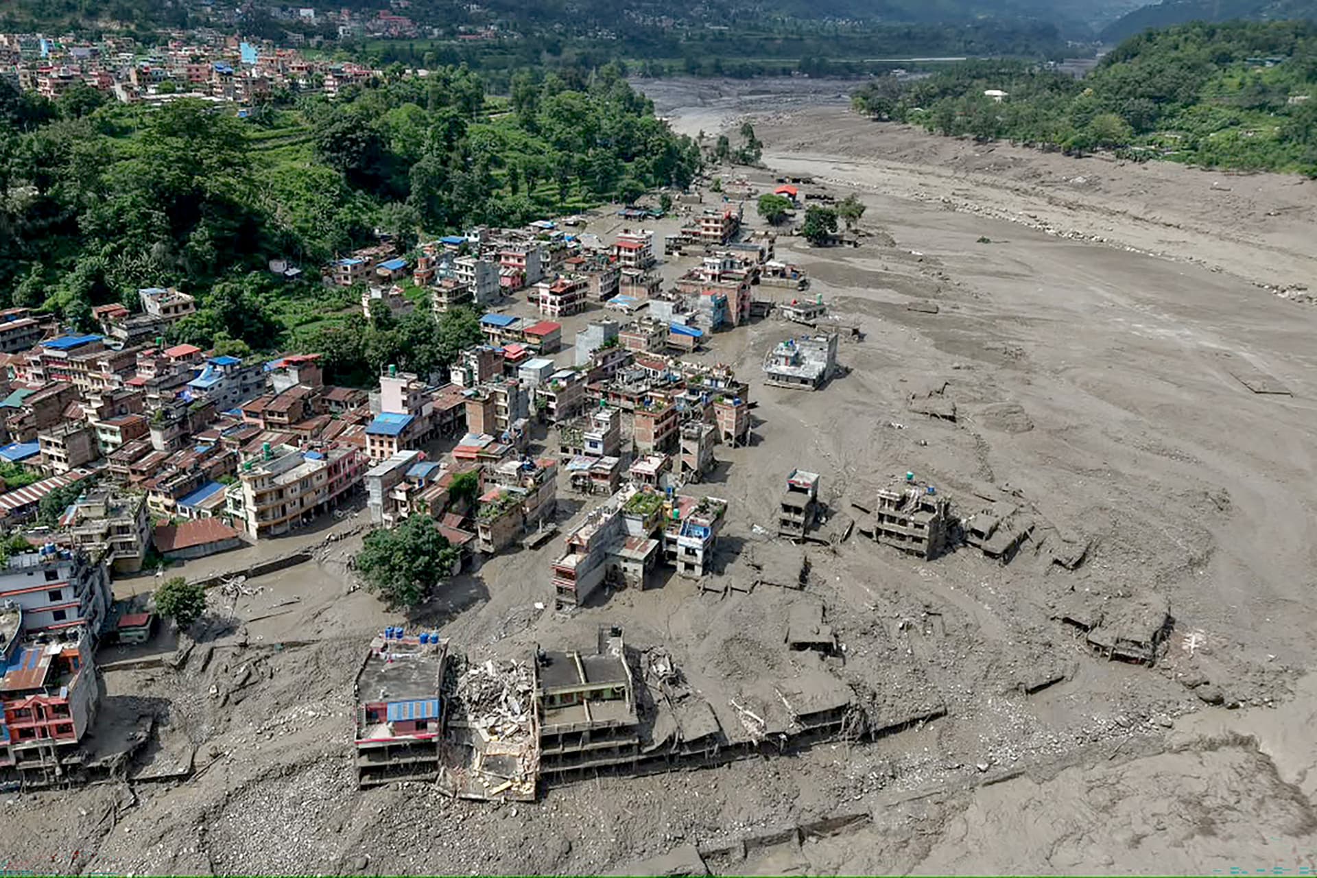 Fortes cheias deixam centenas de turistas desaparecidos no Nepal