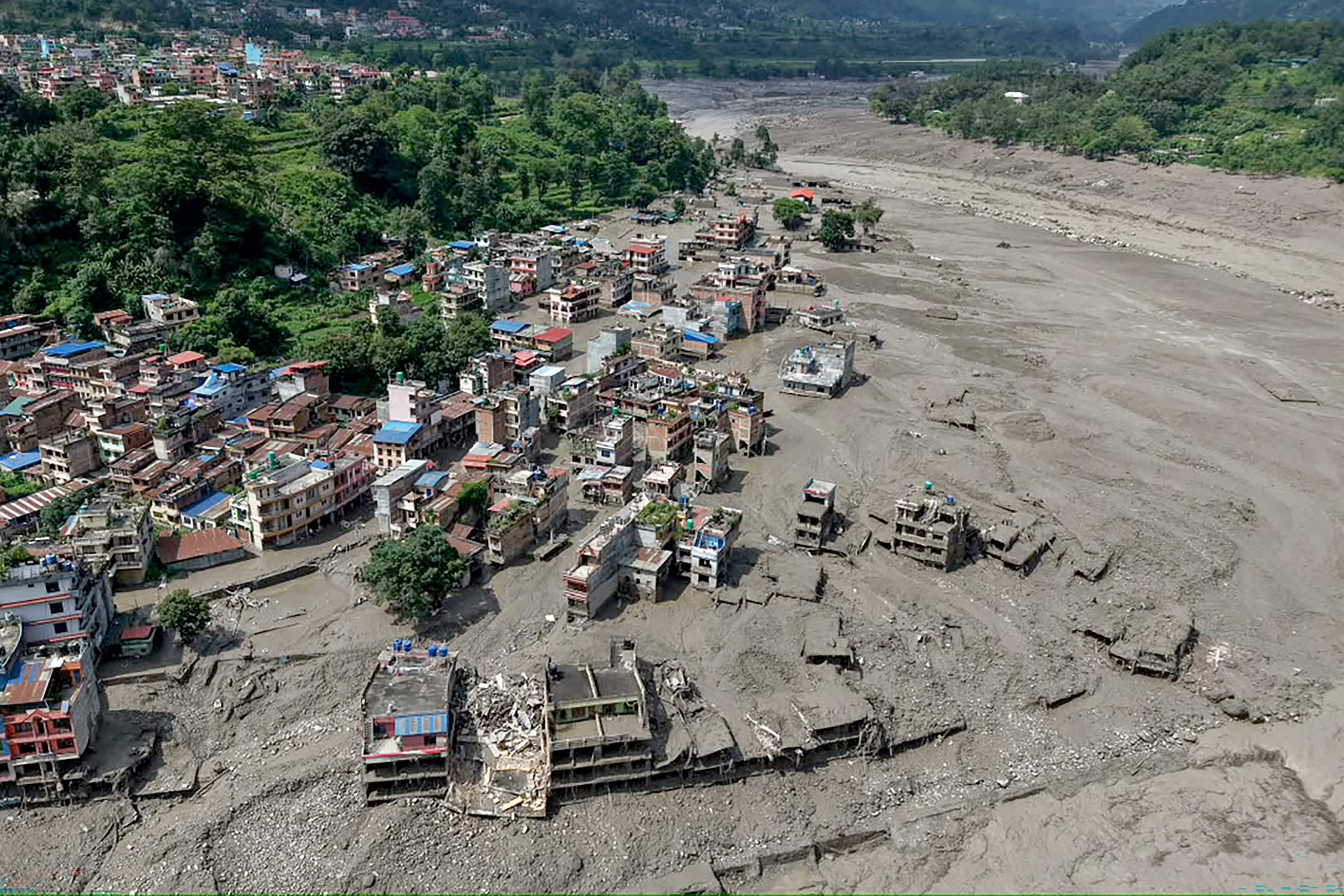 Fortes cheias deixam centenas de turistas desaparecidos no Nepal