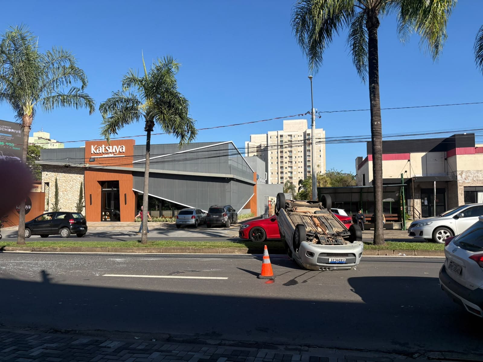 Acidente com capotamento interdita faixa da Avenida Independên