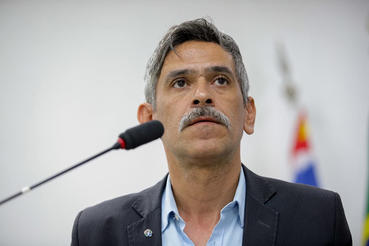 Vereador Fabrício Polezi é acusado de injúria racial após comentários em rede social